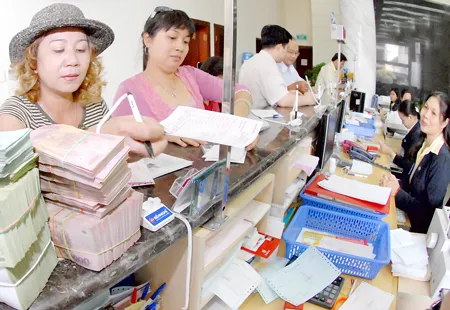 Khách hàng gởi tiết kiệm tại Ngân hàng Đông Á. Ảnh: CAO THĂNG