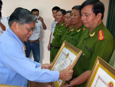 Vụ triệt phá đường dây người nước ngoài lừa đảo tại Phú Yên: Xử phạt các đối tượng tội phạm công nghệ cao gần 1,2 tỉ đồng ảnh 2