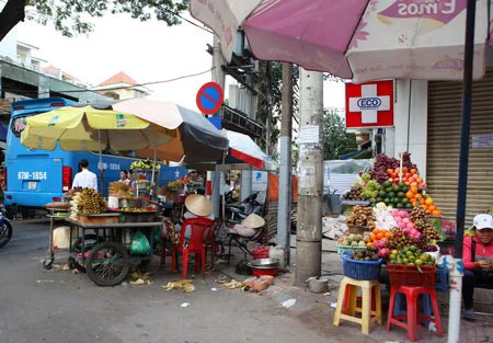 Nhếch nhác trước cổng bệnh viện