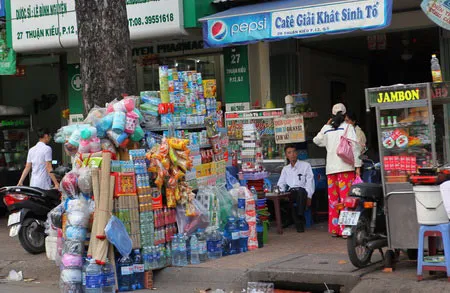 Tuyến đường Thuận Kiều bên hông bệnh viện Chợ Rẫy phường 12, quận 5, TPHCM cũng cùng chung cảnh ngộ bị lấn chiếm để làm nơi buôn bán. Vỉa hè trước nhà số 29 Thuận Kiều, phường 12, quận 5 vỉa hè bị chiếm dụng hoàn toàn để buôn bán