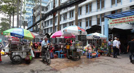 Nhếch nhác trước cổng bệnh viện ảnh 5