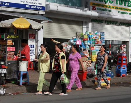 Người đi bộ qua lại tuyến đường Thuận Kiều phải đi dưới lòng đường khá nguy hiểm vì dễ bị xe va quẹt