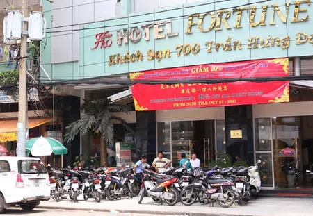 Đối diện cổng Bệnh viện Chấn thương Chỉnh hình thành phố Hồ Chí Minh, vỉa hè trước mặt Khách sạn Fortune số 700 Trần Hưng Đạo, phường 2, quận 5 dựng toàn là xe, người đi bộ đi lối nào?