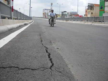 Mặt đường nhánh cầu dẫn N1 (cầu dẫn từ cầu chính rẽ trái vào đường Nguyễn Hữu Cảnh về đường Tôn Đức Thắng) thuộc phường 22, quận Bình Thạnh xuất hiện tình trạng lún, nứt kéo dài khoảng 20m