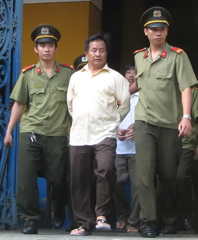 Ngô Quang Trưởng bị đưa về trại tạm giam sau khi nghe tòa tuyên án. Ảnh: Ái Chân