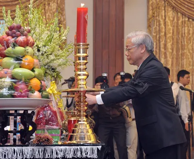 Tổng Bí thư Nguyễn Phú Trọng thắp hương trước linh cữu đồng chí Võ Chí Công.