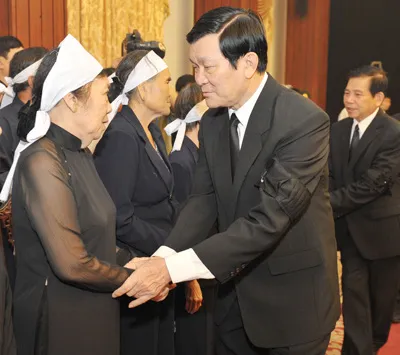 Chủ tịch nước Trương Tấn Sang đến viếng và chia buồn cùng gia đình đồng chí Võ Chí Công.