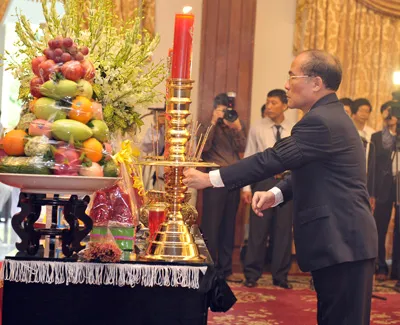 Chủ tịch Quốc hội Nguyễn Sinh Hùng thắp hương trước linh cữu đồng chí Võ Chí Công.