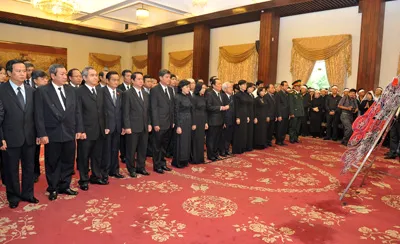 Đoàn đại biểu TPHCM do Bí thư Thành ủy Lê Thanh Hải dẫn đầu viếng đồng chí Võ Chí Công. Lễ tang đồng chí Võ Chí Công tại Hội trường Thống nhất.