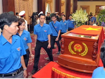 Các Đoàn viên TNCS Hồ Chí Minh viếng đồng chí Võ Chí Công.