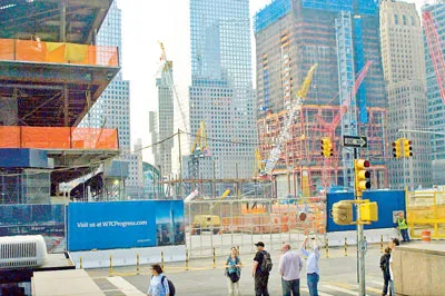 Nơi tọa lạc của tòa tháp đôi, Trung tâm Thương mại Thế giới trước đây, đang được xây dựng những công trình mới với tâm điểm là tòa tháp Tự do 106 tầng. Ảnh: KHẮC VĂN