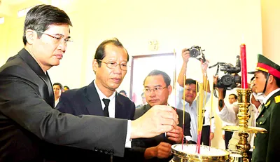 Phó Chủ tịch UBND tỉnh Quảng Nam Nguyễn Ngọc Quang (bìa trái) thắp hương viếng bác Võ Chí Công.