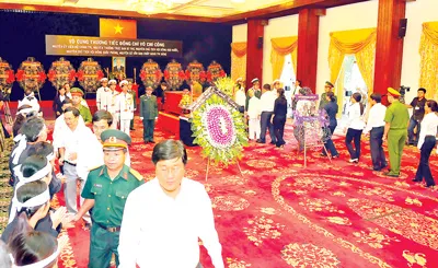 Đại diện các tầng lớp nhân dân đến viếng đồng chí Võ Chí Công. Ảnh: VIỆT DŨNG