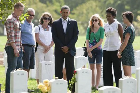 Vợ chồng Tổng thống Obama cùng các du khách đứng trước các bia mộ tại nghĩa trang Arlington
