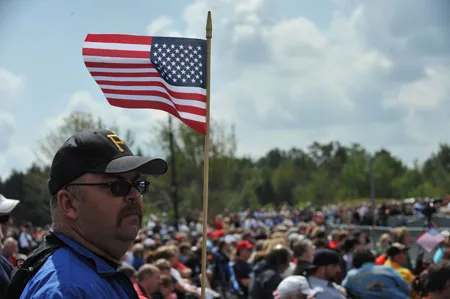 Người dân Mỹ tham dự buổi lễ tưởng niệm tại Los Angeles City Hall, Los Angeles, California