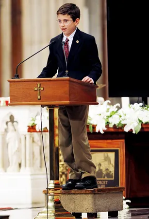 Patrick Mate Lyons, con trai của lính cứu hỏa Lt. Patrick Lyons, người đã chết trong vụ khủng bố ngày 11-9-2001, phát biểu trong lễ tưởng niệm tại Nhà thờ Patrick Cathedral ở New York