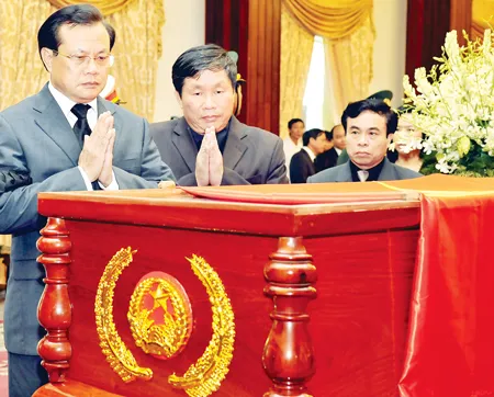 Bí thư Thành ủy TP Hà Nội Phạm Quang Nghị (bìa trái) viếng đồng chí Võ Chí Công. Ảnh: VIỆT DŨNG