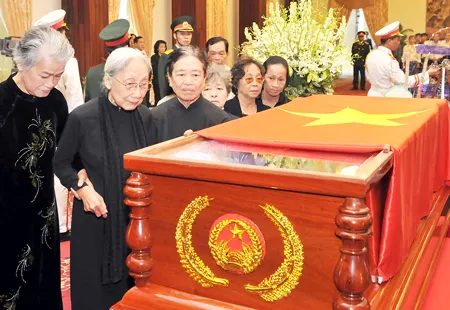 Bà mẹ VNAH Bùi Thị Mè (thứ 2 từ trái sang) viếng đồng chí Võ Chí Công. Ảnh: VIỆT DŨNG