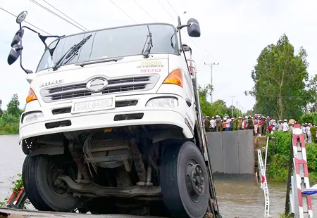 Vụ xe tải làm sập cầu ở An Giang, dự kiến hoàn tất cầu tạm sau 1 tuần