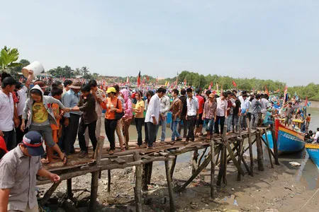 Rất đông người dân và khách du lịch đến bến đò ra biển nghinh Ông