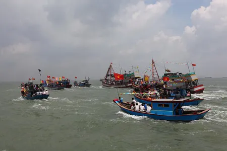 Các thuyền đánh cá vượt sóng ra biển cúng, mong việc đi biển an lành và bội thu