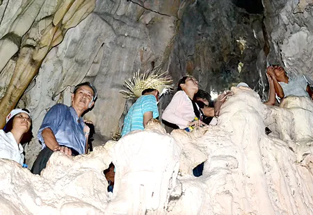 Nhiều động trên vịnh Hạ Long có cảnh đẹp thu hút du khách trong nước và quốc tế. Ảnh: Tr.Ng.