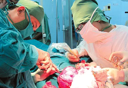 Giá dịch vụ y tế hiện nay vẫn mang tính bao cấp cho cả người giàu và người nghèo. Ảnh: Tường Lâm