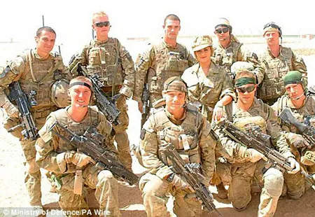 Cheryl Cole (giữa) tại Afghanistan.