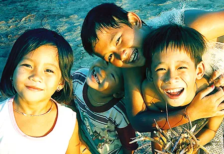 Trẻ em cũng ra đồng thu lượm sản vật mùa lũ.