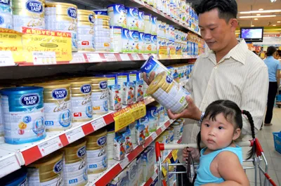Giá sữa tăng, người tiêu dùng đổ xô mua gom hàng