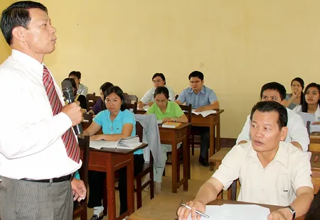 Chuẩn hóa đội ngũ cán bộ, công chức tại TPHCM - Giải pháp nào?