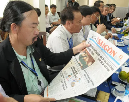 Các đại biểu trong Đoàn Báo chí tiếng Việt ở nước ngoài xem ấn phẩm báo SGGP. Ảnh: Việt Dũng