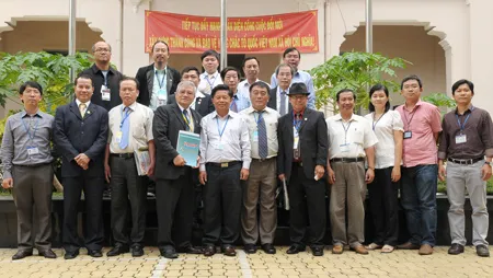 Đại diện Ban Biên tập, Ban Thư ký Tòa soạn Báo SGGP chụp ảnh lưu niệm cùng Đoàn Báo chí tiếng Việt ở nước ngoài. Ảnh: Việt Dũng