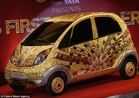 Toàn bộ chiếc xe được trang trí bằng 80kg vàng, 15kg bạc và 10.000 viên đá quý