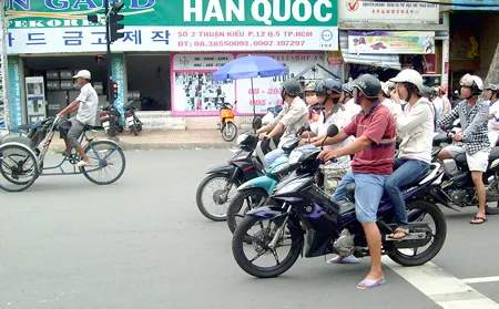 Nhiều người tham gia giao thông dừng xe quá vạch quy định.