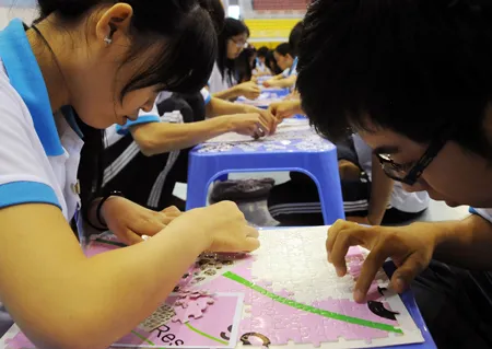 Việc ghép hình đòi hỏi các sinh viên phải nhanh mắt, nhanh tay và tập trung cao độ