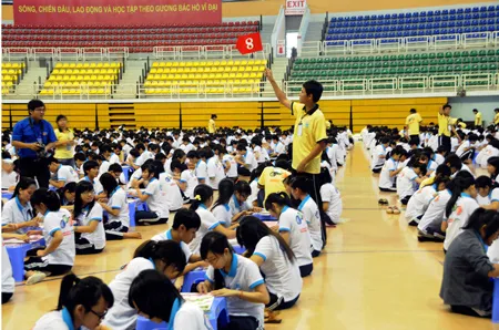 Vẫy cờ báo hiệu, lúc 8h50 có nhóm đầu tiên xếp xong