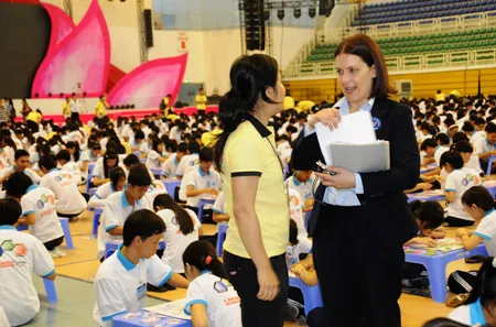 Đại diện Guinness thế giới bà Carim Valerio có mặt tại nơi các sinh viên đang thực hiện xếp hình Sen Hồng