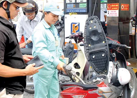 Điều hành giá xăng dầu: Muốn minh bạch phải giảm độc quyền