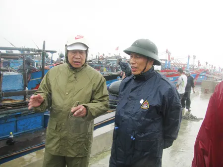 Ông Nguyễn Ngọc Thiện, Bí thư Tỉnh ủy Thừa Thiên Huế kiểm tra công tác phòng chống bão. Ảnh: Phan Lê