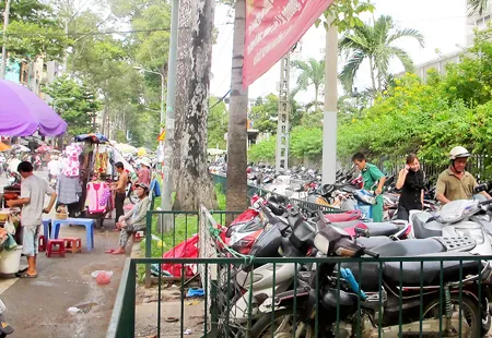 Bãi xe không phép “nuốt chửng” vỉa hè