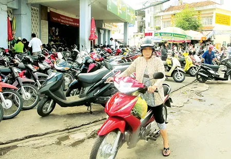 Vỉa hè góc đường Phạm Ngũ Lão - Cống Quỳnh (quận 1) bị bãi giữ xe lấn chiếm.