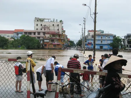 Lũ trên sông Hương tràn đập đá. Ảnh: Phan Lê