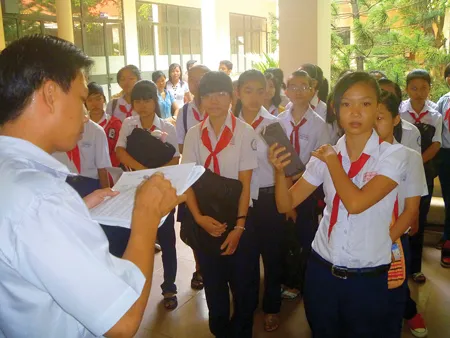 Các em học sinh tập trung trước điểm thi hội trường Phòng Giáo dục - Đào tạo quận 12. Ảnh: LÃ CƯỜNG