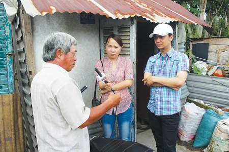 Nhạc sĩ Vũ Quốc Việt cùng ekip thực hiện chương trình đến thăm và tiến hành sửa xe cho người lao động nghèo tại TP.HCM