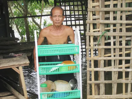 Người dân huyện Hồng Ngự, Đồng Tháp dọn nhà chạy lũ