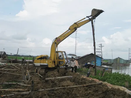 Gia cố đê bao bảo vệ lúa vụ 3 ở xã Tân Thành A, huyện Tân Hồng, Đồng Tháp. Ảnh: Huỳnh Lợi