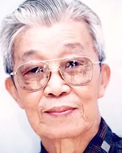 Nghiêng mình trước một tượng đài nghệ thuật