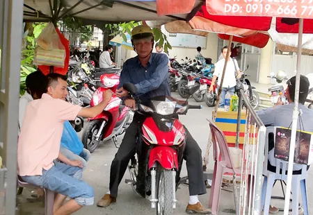 Bãi giữ xe công sở vẫn vô tư thu tiền