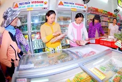 Đến nay TPHCM đã có 3.763 điểm bán hàng bình ổn giá. Trong ảnh: Mua hàng bình ổn giá tại quận 12 TPHCM. Ảnh: CAO THĂNG